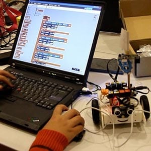 Monitor extraescolar programación y robótica educativa