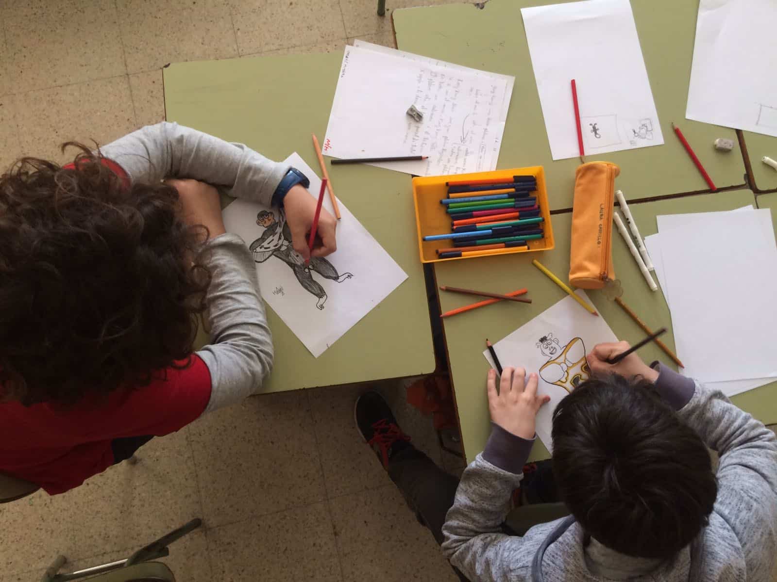 Dos alumnos dibujando un cómic