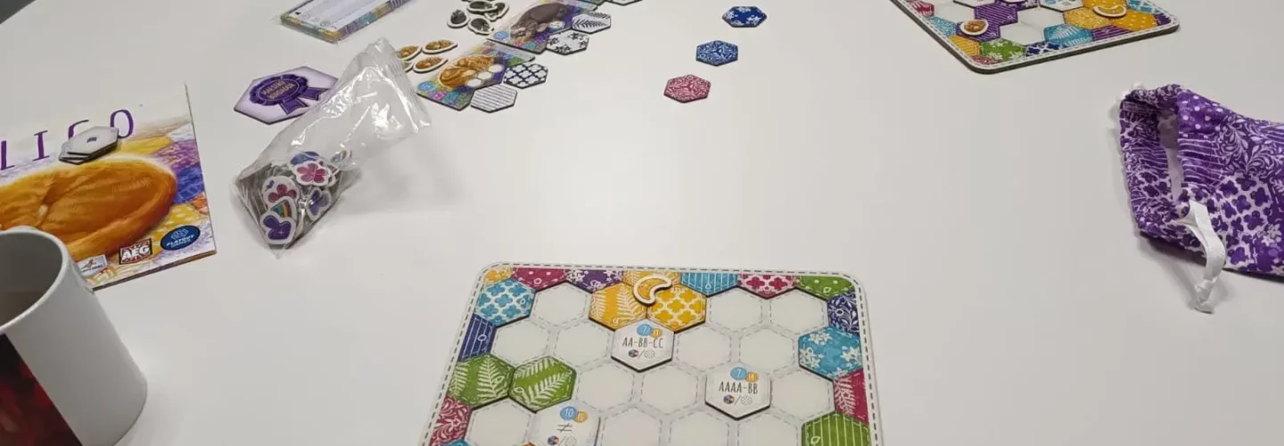 Juguem al calicó un joc d'estratègia amb patchwork